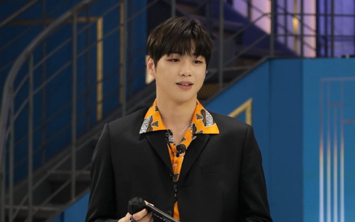 Kang Daniel ghi điểm với loạt hành động ga lăng khi làm MC trên Street Women Fighter Ảnh 2