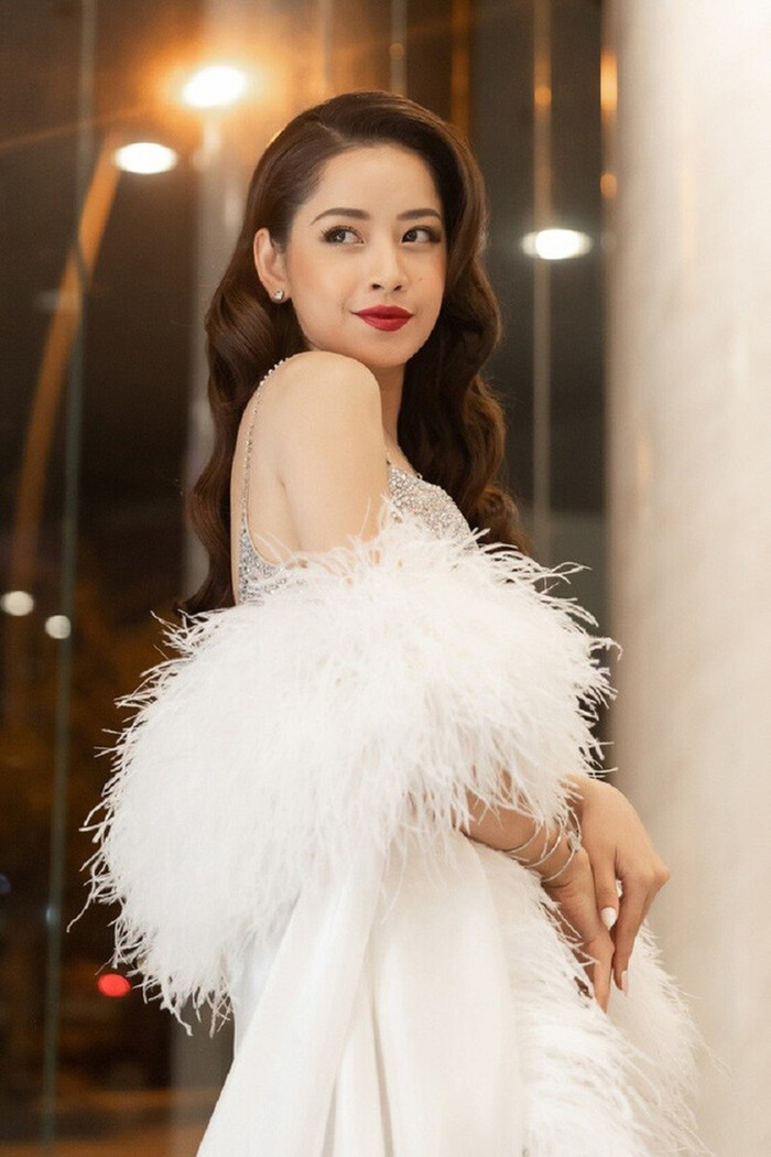 Việc hành xử nhẹ nhàng nhưng vẫn thể hiện rõ thái độ răn đe của người đẹp.