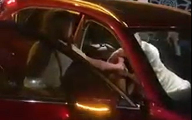 Đánh ghen cực căng ở Hồ Tây: Chồng ôm chặt 'tiểu tam' cố thủ trong xe khi bị vợ túm tóc lôi ra ngoài Ảnh 2