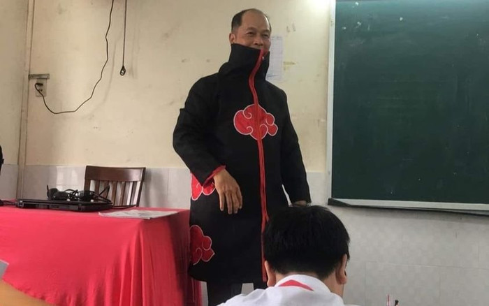 Thầy giáo mặc chiếc áo kỳ lạ bước vào lớp, hội học sinh vừa nhìn liền hốt hoảng đến 'toát mồ hôi' Ảnh 2