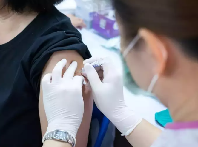 Cơ thể phản ứng ra sao sau khi tiêm vaccine cúm và Covid-19 cùng lúc? Ảnh 1