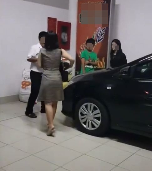 Dù bắt quả tang chồng ngoại tình với bạn thân nhưng chị vợ vẫn rất bình tĩnh. 