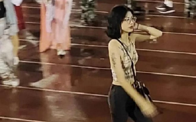 Ăn mặc 'mát mẻ' đi trên sân trường, nữ sinh khiến dư luận tranh cãi dữ dội Ảnh 2