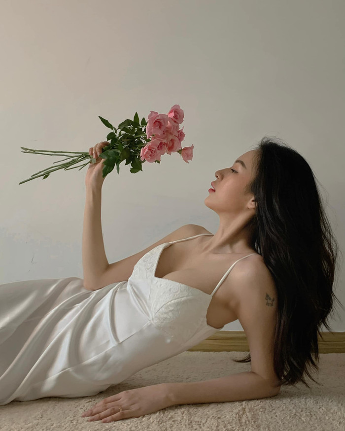 Phí Phương Anh thả dáng trong dáng váy trắng hai dây gợi cảm trong loạt ảnh mới 