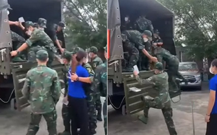 Những cái ôm bịn rịn lúc chia tay giữa bộ đội và bà con sau thời gian chống dịch ở TP.HCM Ảnh 2