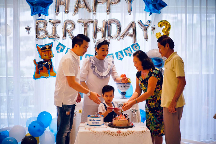 Cả gia đình chúc mừng sinh nhật bé Khang.