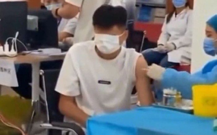 Clip: Hotboy gồng mình, che cả khẩu trang lên mắt khi tiêm, hành động sau đó còn buồn cười hơn Ảnh 2