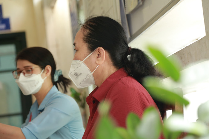 Bà Hoa trước đây đã hay lo lắng, sau thời gian dịch bệnh bà càng có tâm lý bất ổn hơn.