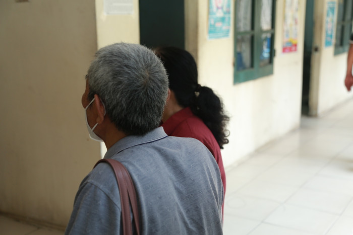 Ông Minh luôn phải theo sát vợ để chăm sóc do vợ có tâm lý lo lắng, bất ổn.