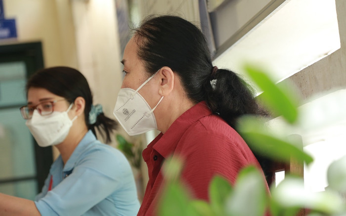 Sau giãn cách xã hội, nhiều người bị ảnh hưởng tâm lý, chồng đưa vợ vào viện tâm thần chăm như chăm em bé Ảnh 2