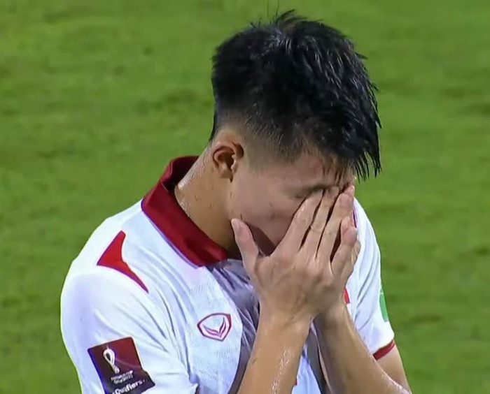 Hậu vệ trẻ Thanh Bình buồn sau khi mắc hai sai lầm khiến tuyển Việt Nam thua Trung Quốc.