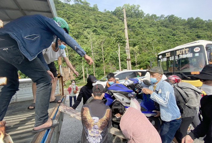 Xe máy, hành lý người dân được đưa lên các xe tải để chở về quê