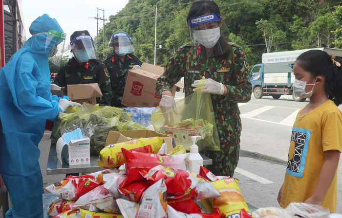 Hỗ trợ thức ăn, thuốc uống cho người dân