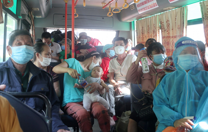 Hàng chục chiếc xe khách, xe buýt được huy động chở người dân Nghệ An về bàn giao cho các địa phương