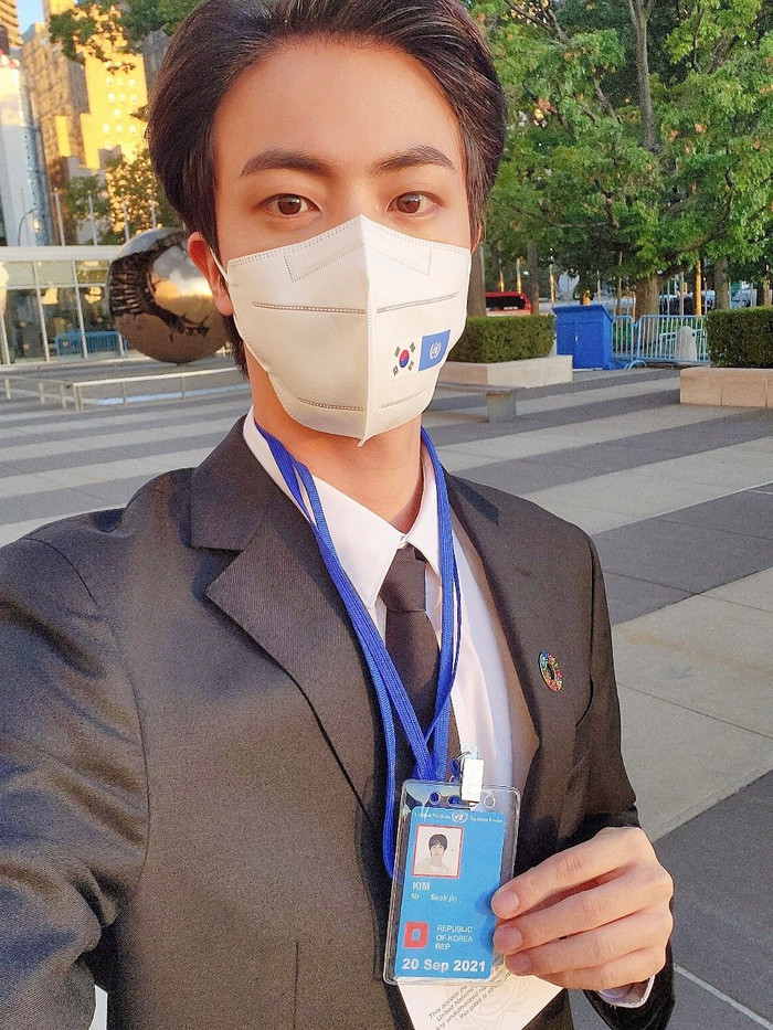 Ấn tượng với hình thể cực đẹp của Jin (BTS): Báo chí Nhật Bản cũng tấm tắc khen Ảnh 7