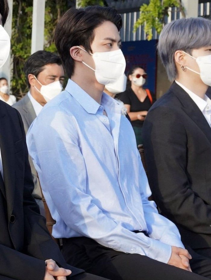 Ấn tượng với hình thể cực đẹp của Jin (BTS): Báo chí Nhật Bản cũng tấm tắc khen Ảnh 8