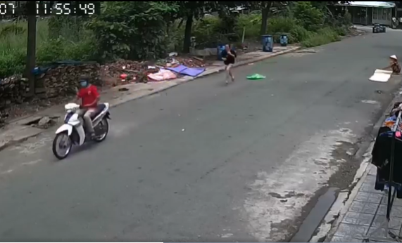 Cô gái đuổi theo nam thanh niên sau vụ việc