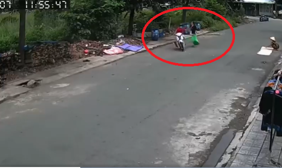 Nam thanh niên giật dây chuyển trên cổ cô gái chỉ trong tích tắc