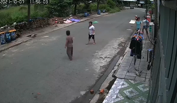 Nghe tiếng kêu cứu, nhiều người dân ùa ra đường xem tình hình