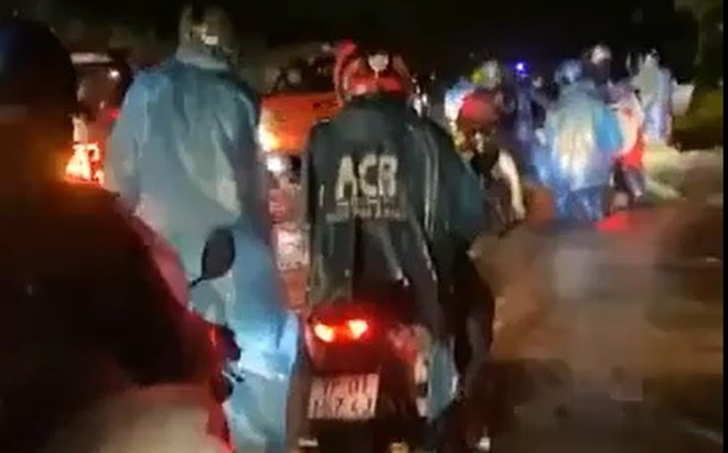 CSGT cùng tình nguyện viên dầm mưa lội nước lũ đẩy xe giúp người dân trong đêm Ảnh 2