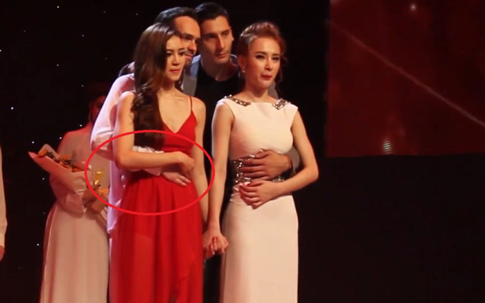 Khoảnh khắc Lan Ngọc và Angela Phương Trinh được 'trai lạ' ôm eo trên sân khấu bị dân tình 'đào' lại Ảnh 2