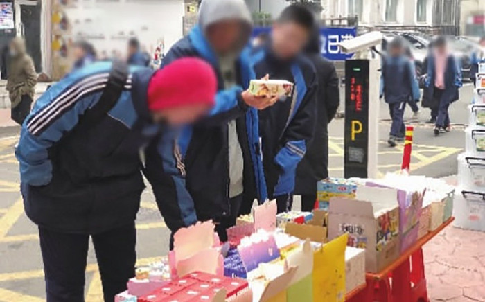 Con trai mua hộp quà trước cổng trường tiểu học, mẹ choáng váng vì không ngờ bên trong có yếu tố 18+ Ảnh 2