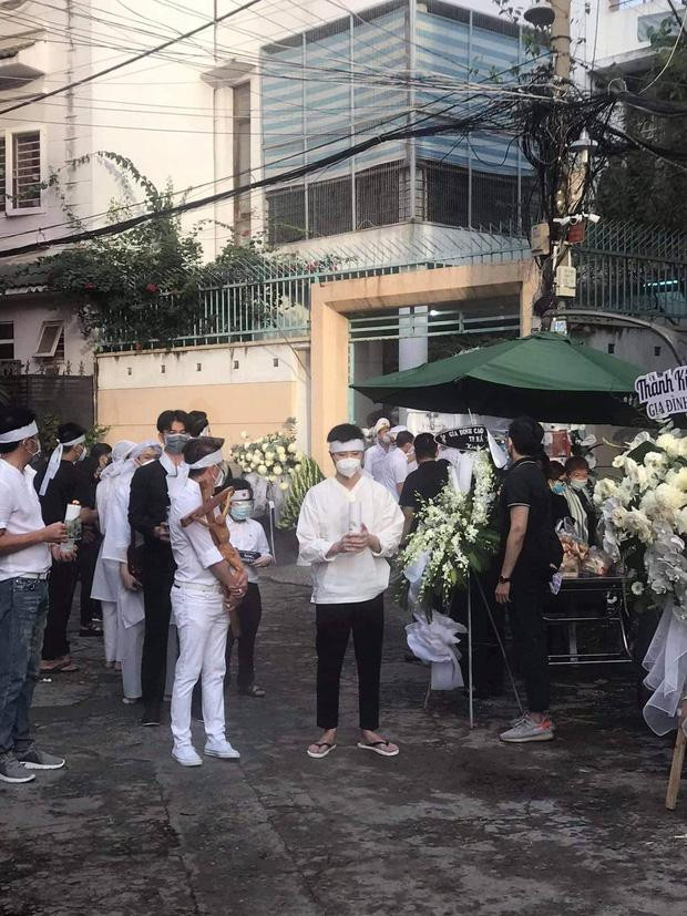 Đàm Vĩnh Hưng tới viếng và lo cho tang lễ bố Hoài Linh: 'Trái tim như vỡ tan, mắt mờ đi vì nước mắt' Ảnh 2