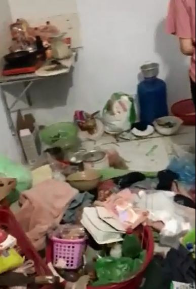 Rác ngập ngụa trong căn phòng bé tí. 