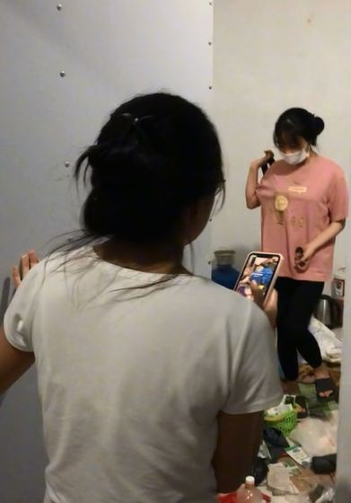 Cô gái hoang mang khi tìm đồ trong phòng trọ. 