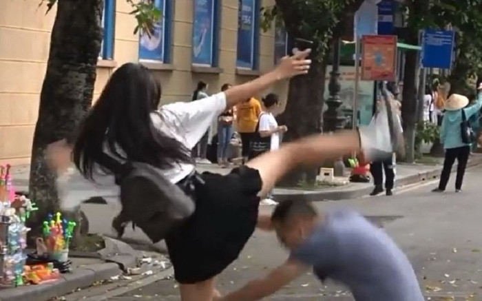 Clip: Xông ra trêu 'phủi quần' với gái xinh, nam thanh niên nhận cái kết khó ngờ Ảnh 2