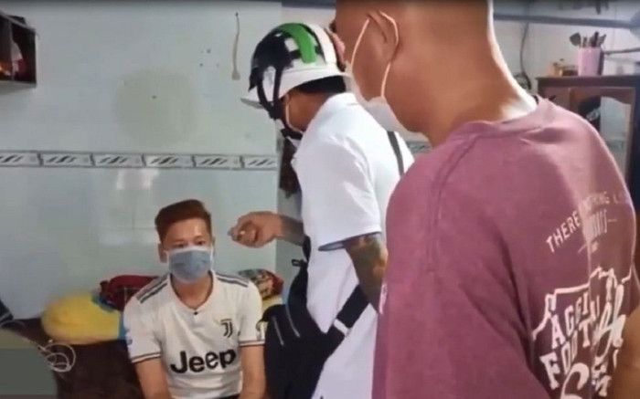 Bị cho là nói xấu cố ca sĩ Phi Nhung, nam thanh niên bị nhóm Youtuber tìm tới tận nhà, tát cháy má Ảnh 2