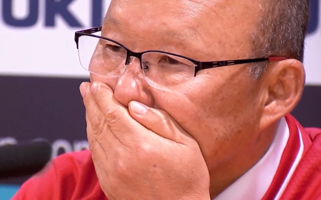 CĐV CLB Hà Nội 'ném đá', bầu Hiển nói bảo thủ và lười làm mới: Ông Park đang bị tổn thương? Ảnh 2