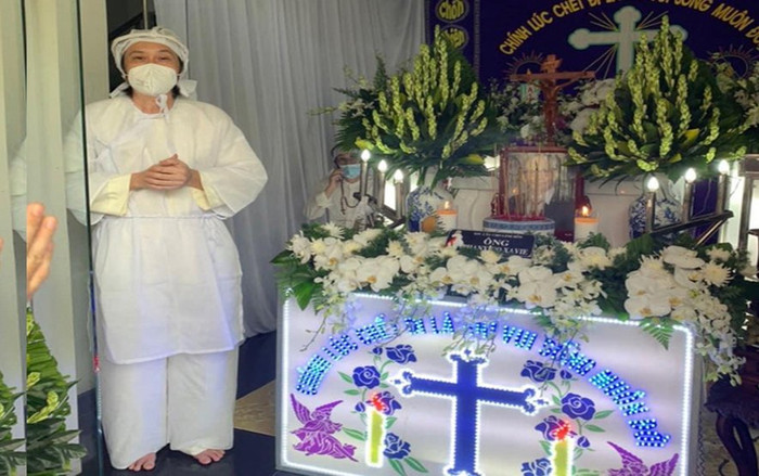 Sau 4 tháng ở ẩn, nghệ sĩ Hoài Linh lần đầu xuất hiện trong tang lễ bố ruột Ảnh 2