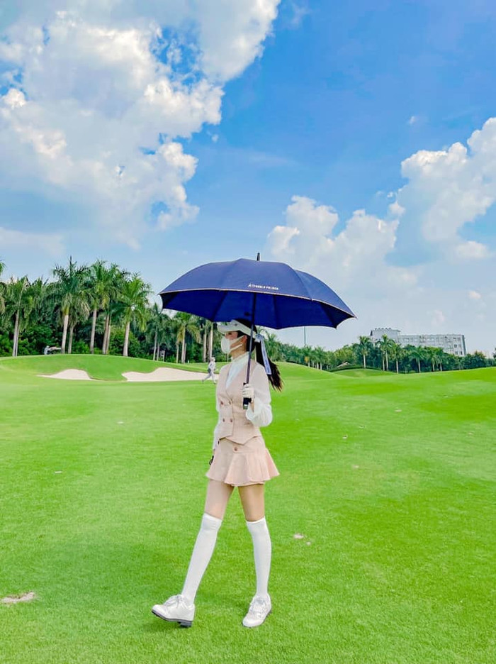 Á hậu Huyền My chơi golf thôi mà lên đồ sang chảnh như đi tiệc thời trang Ảnh 1