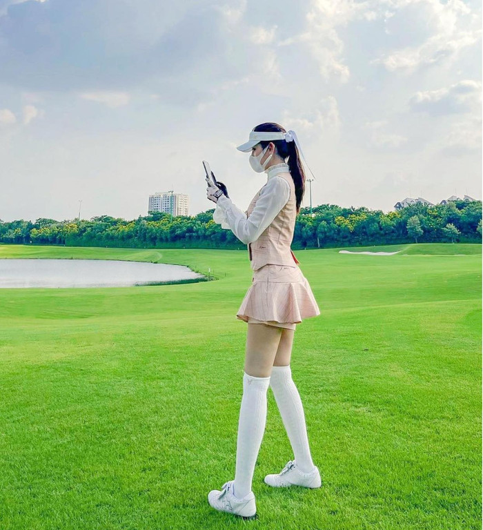 Á hậu Huyền My chơi golf thôi mà lên đồ sang chảnh như đi tiệc thời trang Ảnh 2