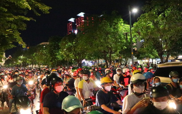 TP.HCM: Người dân ùn ùn đổ ra phố đi bộ Nguyễn Huệ, lực lượng chức năng giải tán nhiều nhóm tụ tập Ảnh 2