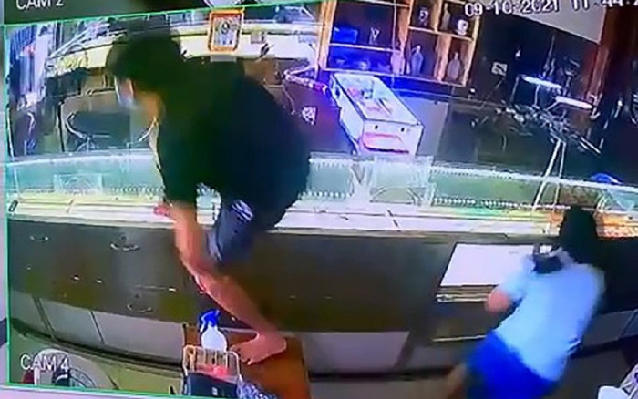 Vào tiệm vàng đòi xem 2 sợi dây chuyền, nam thanh niên vờ ngắm nghía rồi giật vàng bỏ chạy thục mạng Ảnh 2