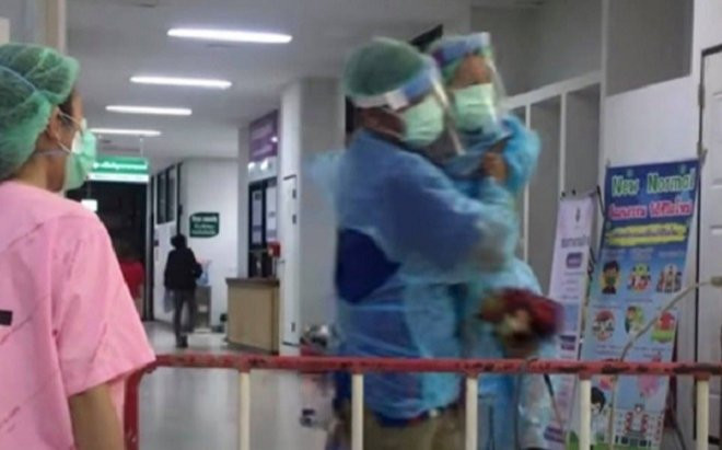 Phép màu trong ICU: Tưởng chết khi phổi trắng xóa, nữ bệnh nhân 'sống lại' khiến bác sĩ rơi nước mắt Ảnh 2