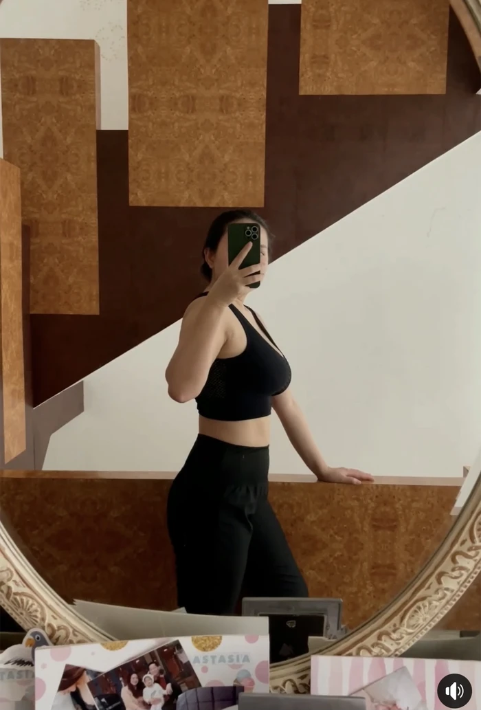 Trước đó, cựu người mẫu từng đăng tải đoạn clip mặc đồ tập, đứng tạo dáng trước gương, khoe vóc dáng gọn gàng săn chắc cùng với phần bụng đã thon thả trở lại.&nbsp;