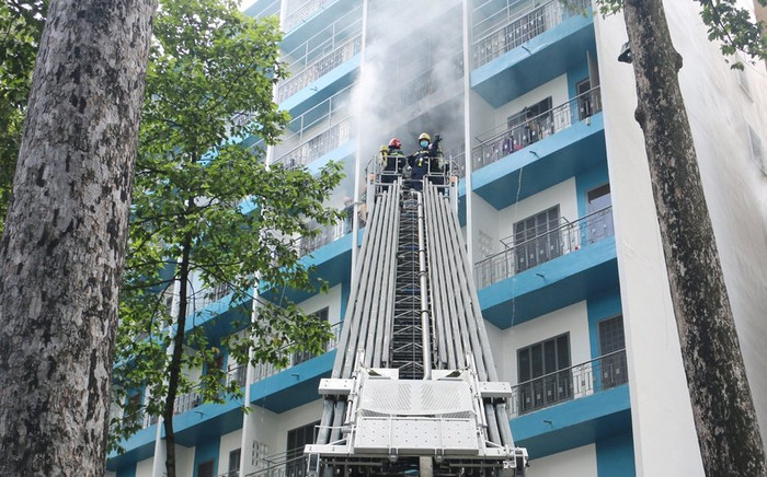 Cháy ký túc xá Đại học Kinh tế TP.HCM, nhiều sinh viên ôm đồ tháo chạy Ảnh 2