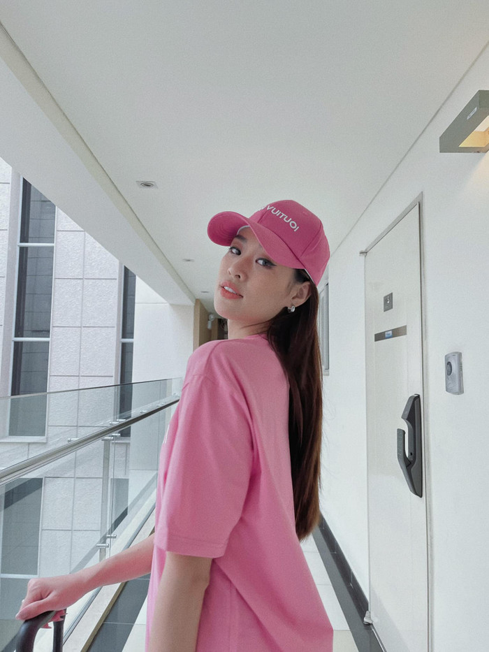 Diện set đồ 'luonvuituoi', Khánh Vân catwalk điêu luyện khoe chân dài trứ danh Ảnh 2