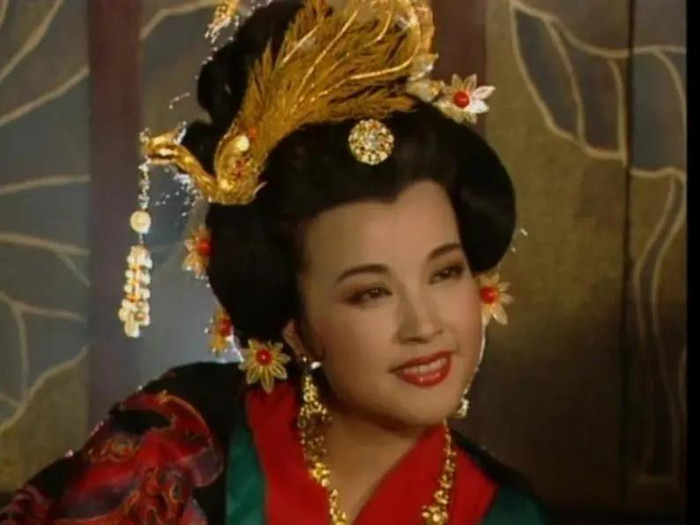 Khi sao nữ Cbiz 'cưa sừng làm nghé' quá lố: Châu Tấn đóng Như Ý chưa 'dừ' bằng Tiểu Long Nữ 51 tuổi Ảnh 3