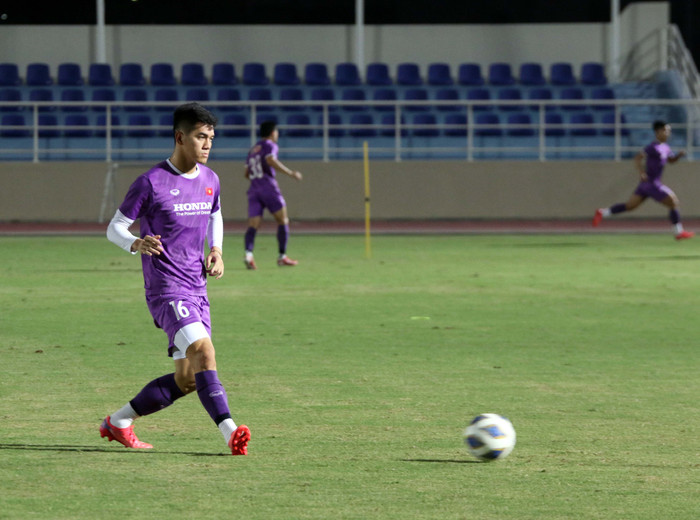 HLV Park Hang Seo rèn các miếng tấn công ở buổi tập thứ hai trên đất UAE.