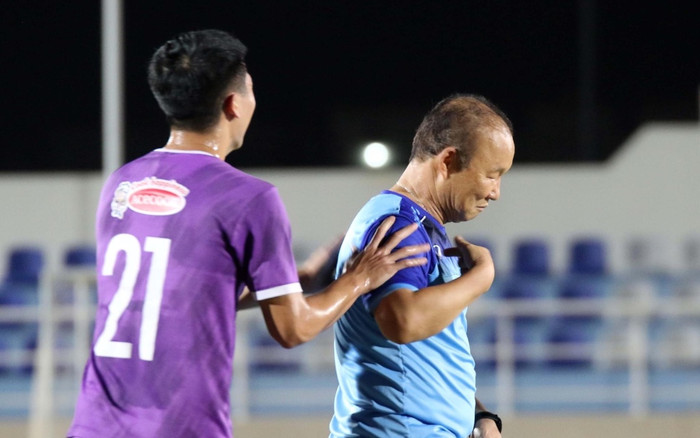 HLV Park Hang Seo bị muỗi tấn công ở Oman Ảnh 2