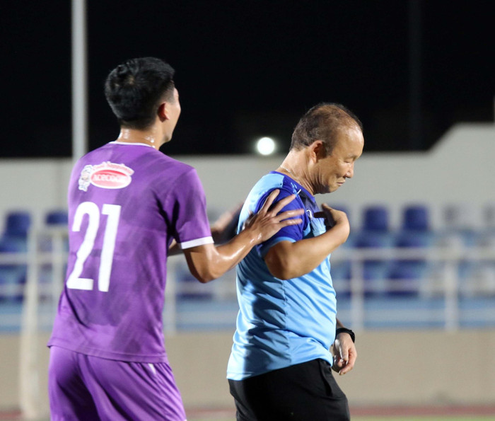 Không ít ý kiến lo ngại ông Park sẽ dỗi hờn vì bầu Hiển 'chê' sai thời điểm, bởi sau trận thua Trung Quốc thì tuyển Việt Nam cần động viên để đấu Oman. Ảnh: VFF