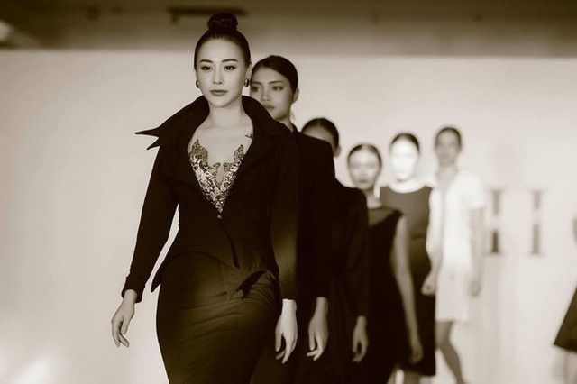 Dù lâu lắm mới trở lại sàn runway, nhưng Phương Oanh vẫn ghi điểm hết mức. 