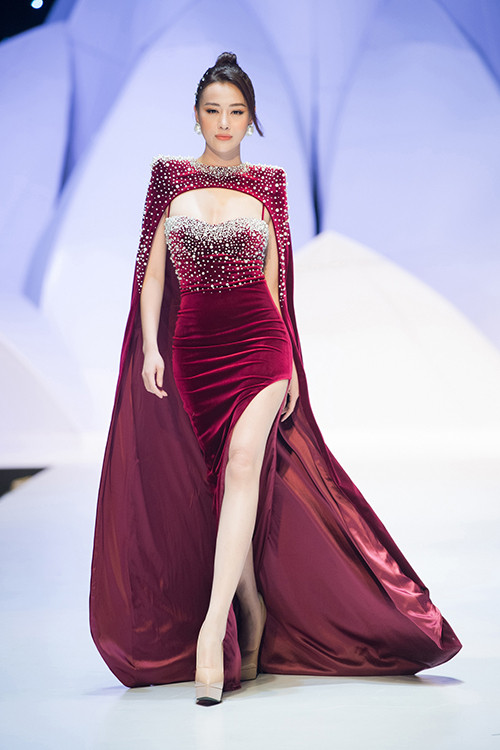 Dù đã nhiều năm mới tái xuất trên sàn runway nhưng thần thái, kỹ năng của Phương Oanh vẫn không chút suy suyển. 