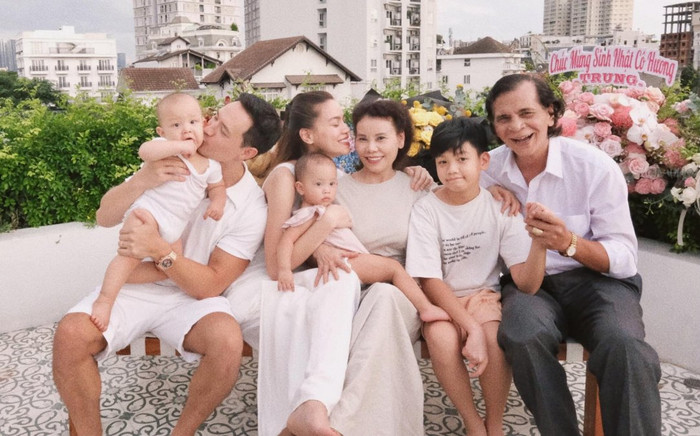 Hồ Ngọc Hà tung bộ ảnh gia đình đoàn viên nhân dịp sinh nhật mẹ Ảnh 2