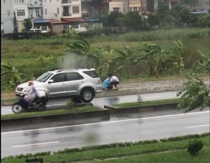 Clip: Cặp đôi đứng cãi nhau trong mưa, đoạn kết khiến dân tình 'cười bò', cô gái được 'khen nức nở' Ảnh 2