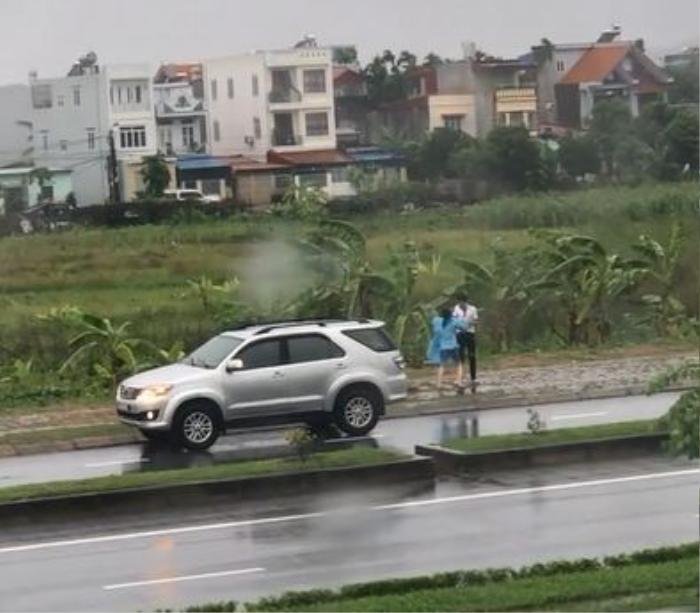 Clip: Cặp đôi đứng cãi nhau trong mưa, đoạn kết khiến dân tình 'cười bò', cô gái được 'khen nức nở' Ảnh 1